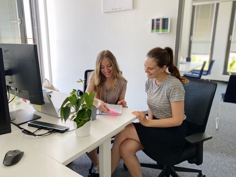 Lea and UX Designer Gülce working together